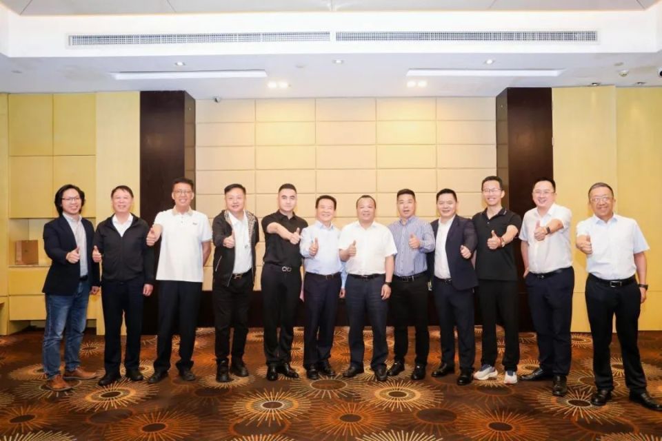 活动上,辽宁省浙江商会会长曾昌飚等20余位全国各地浙江商会会长和