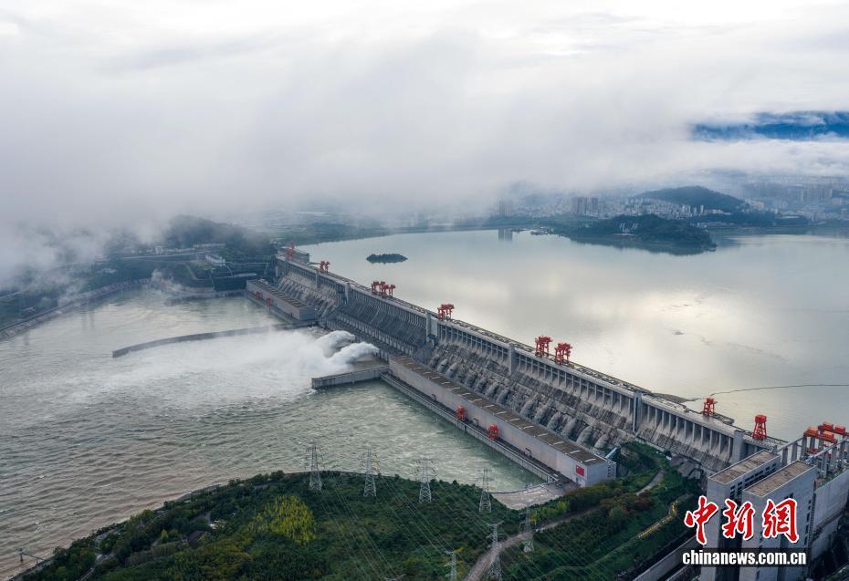三峡水库今年首次开闸泄洪腾库_腾讯新闻