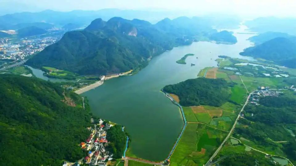 安华水库安华水库位于浦阳江干流上游,地跨浦江,诸暨两地,是浦阳江