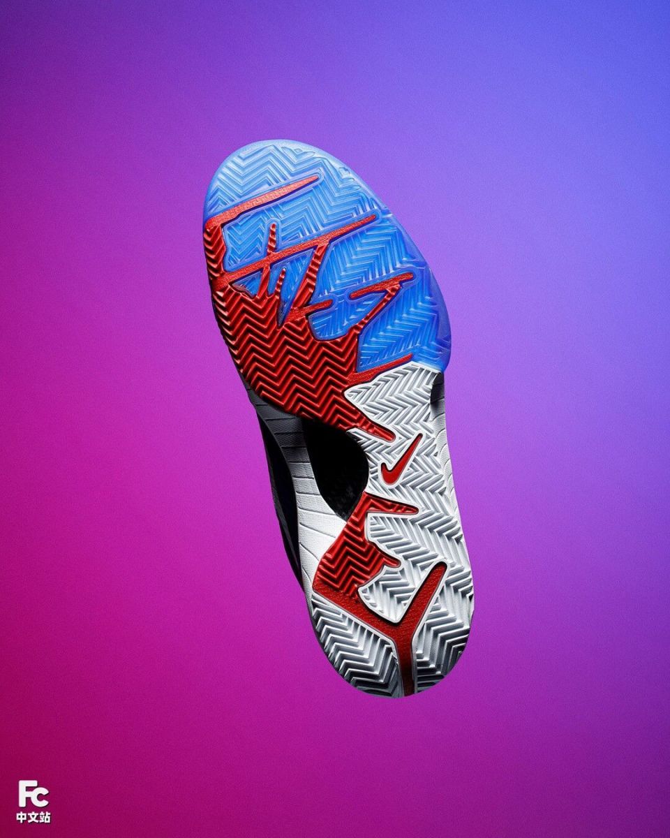 不过这次复刻和元年版本有个改动,那就是将后跟原本代表科比父亲背号