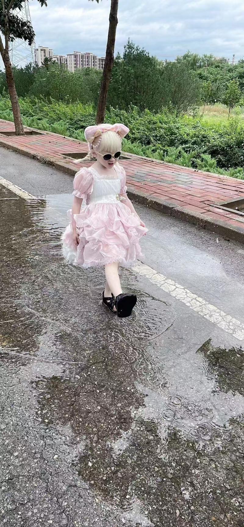 患白化病女孩到新学校上学获得全班同学守护 孩子妈妈:身边有很多善良