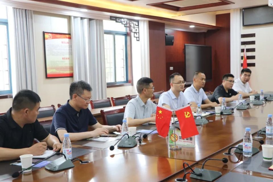 王文永校长代表学校感谢余守全局长和社会各界对寿县一中的关注和支持