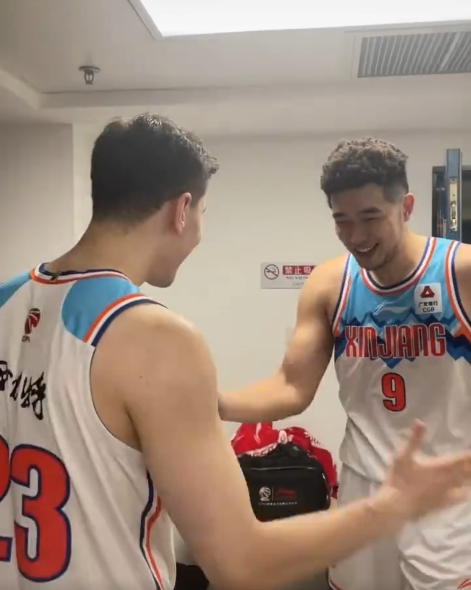 领袖阿不都回更衣室与全队击掌庆祝鼓励吴冠希最后一节才是你bro