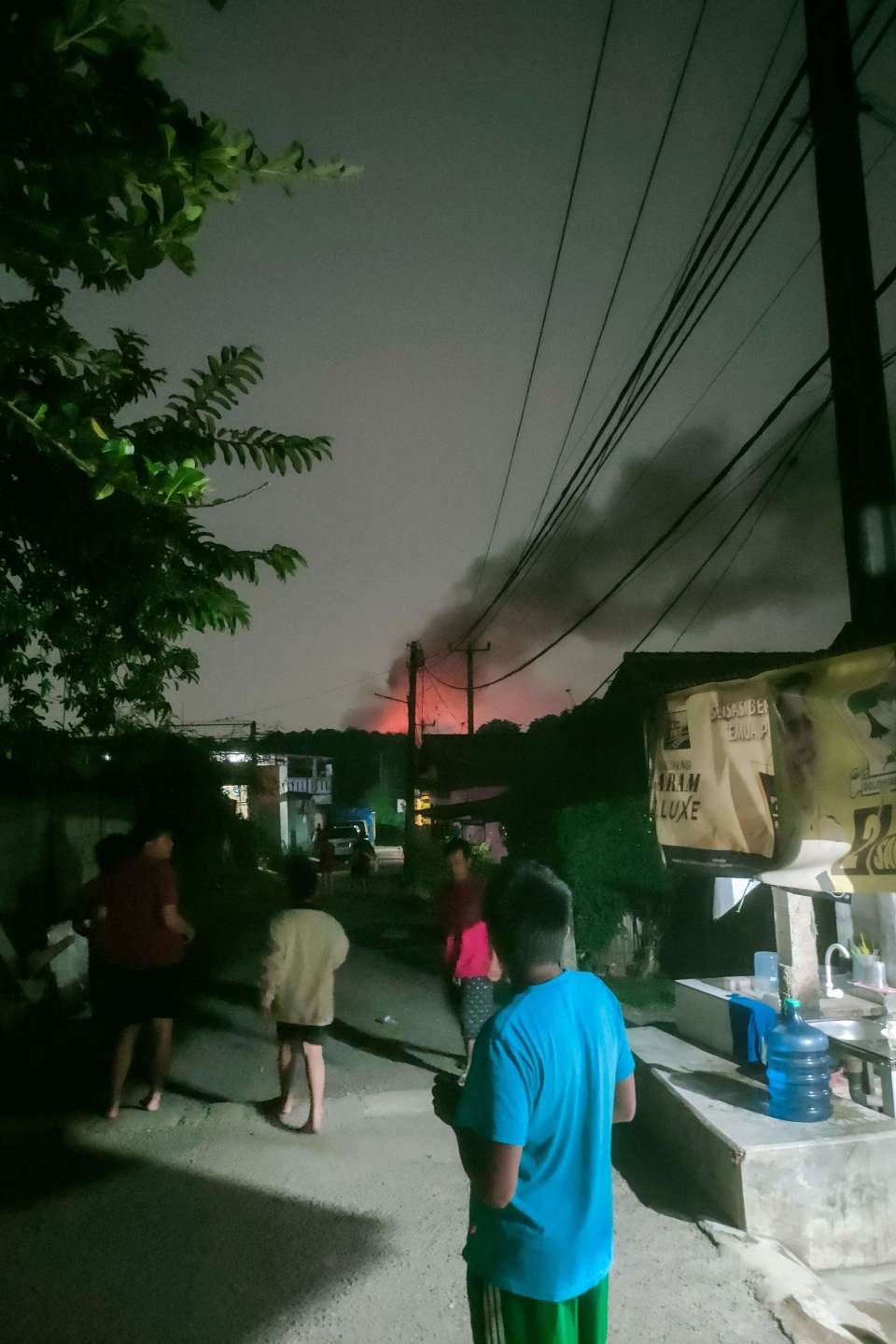 印尼爪哇岛一弹药库发生爆炸