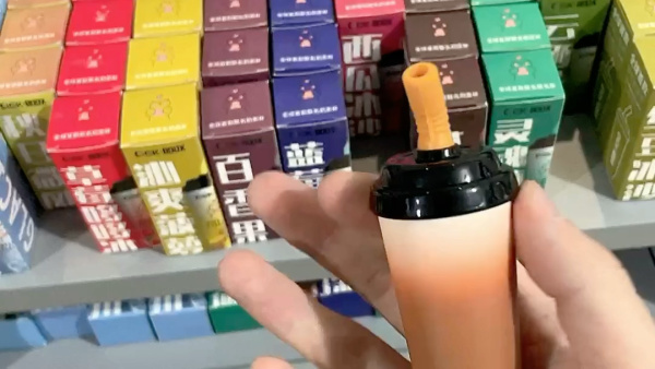 奶茶杯可乐罐改头换面的电子烟正瞄准青少年