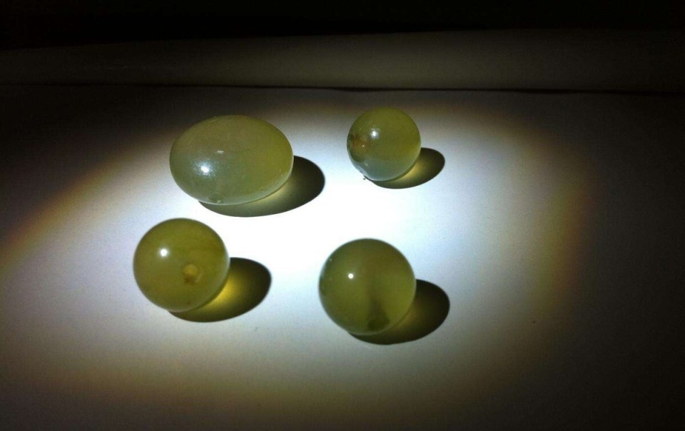 把吴师傅整懵了,他哪知道这夜明珠是什么玩意,就去找人问询来历和价格