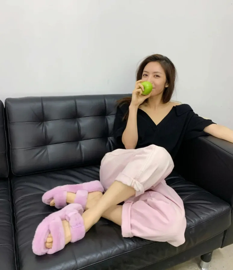 蔡文静韩国机场摔一跤惹争议,男友是《赘婿》制片人,财力不一般_腾讯