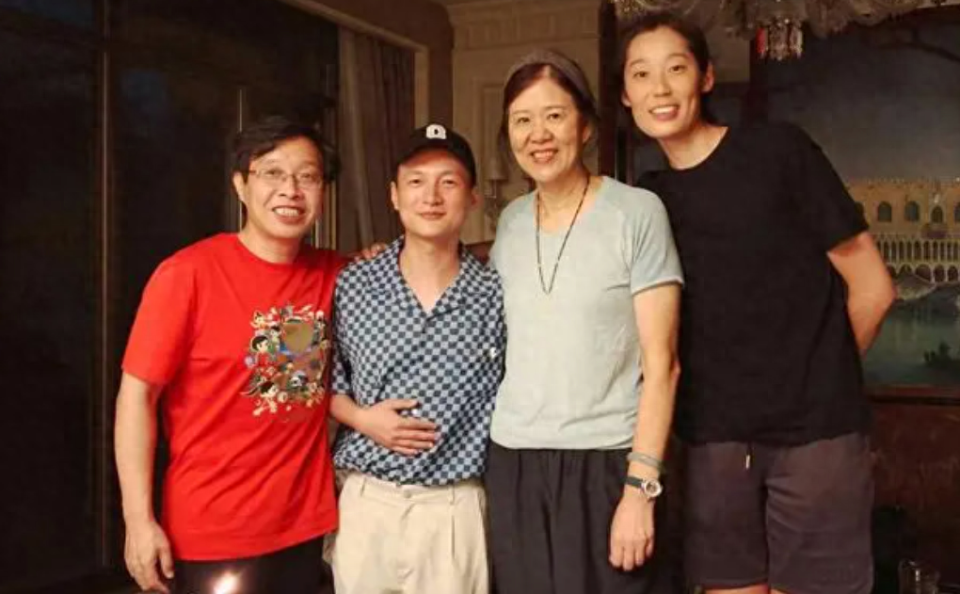 女排央视知名评论员突然离世,朱婷发文悼念,晒合照表悲痛