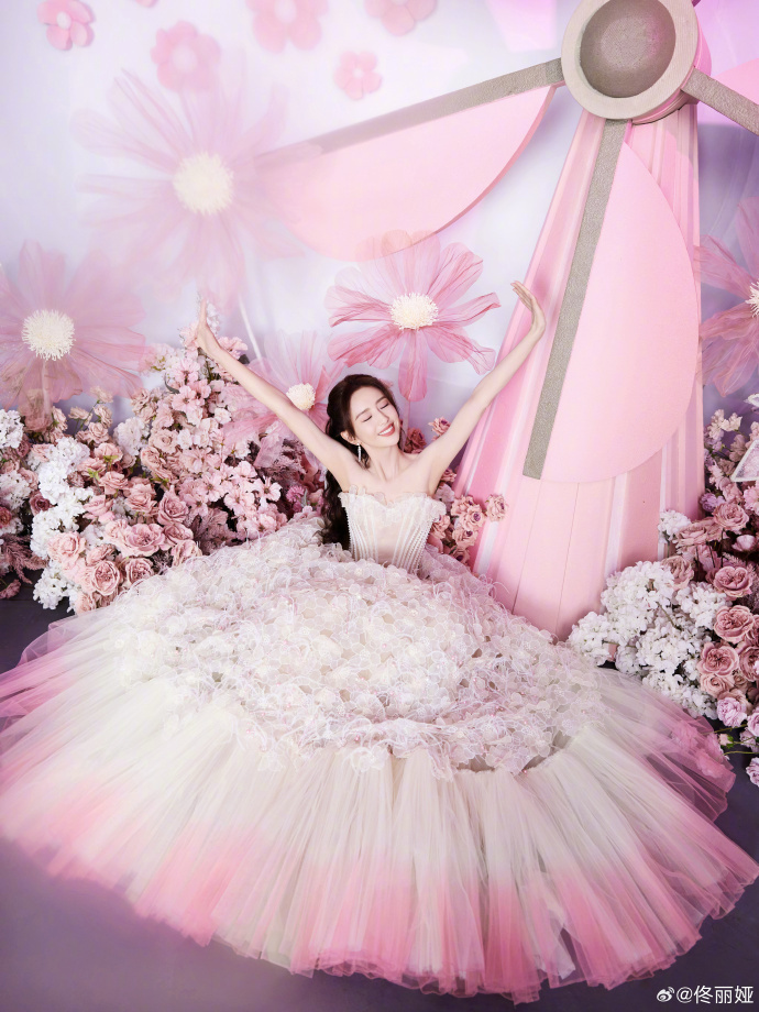 佟丽娅晒照庆41岁生日,鲜花簇拥美如新娘,儿子亲吻超幸福