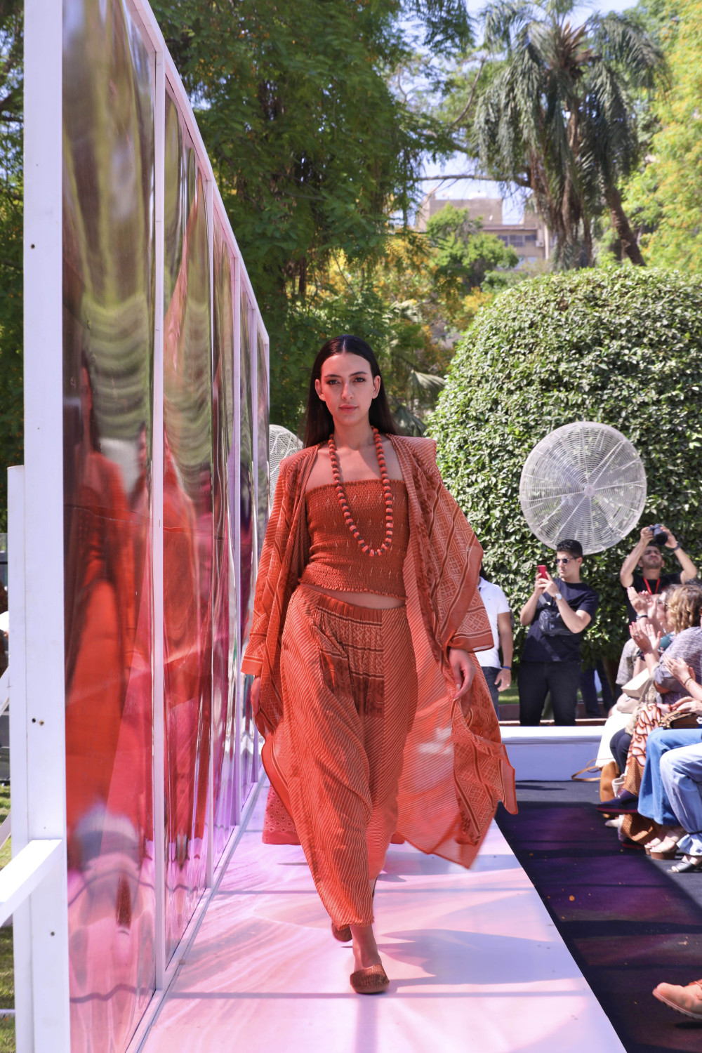 新华社发(法里德·库特布摄)5月13日,在埃及开罗,模特在埃及时装周上