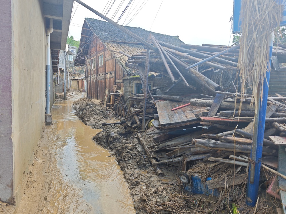 汛后杨家湾村:房屋被冲毁,淤泥及膝高,人力清淤5天复通主干道