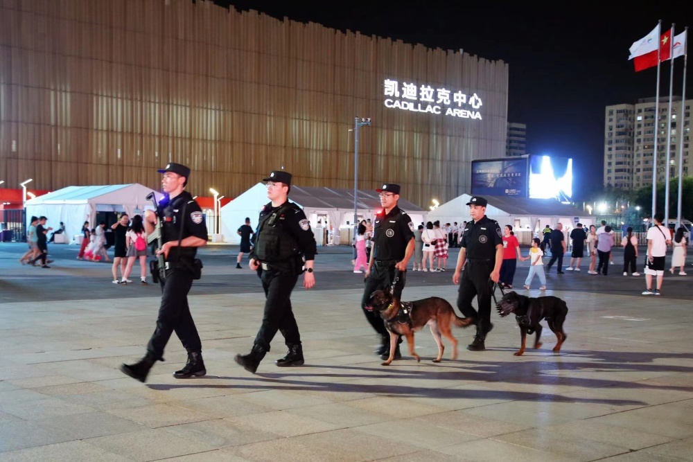特警在商圈巡逻。图源：北京警方
