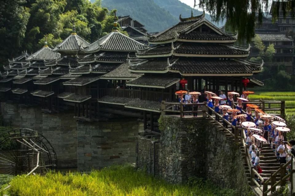 的喀斯特地貌,三江千年侗寨,贺州茶山土瑶风情都是沿线的"醉"美风景