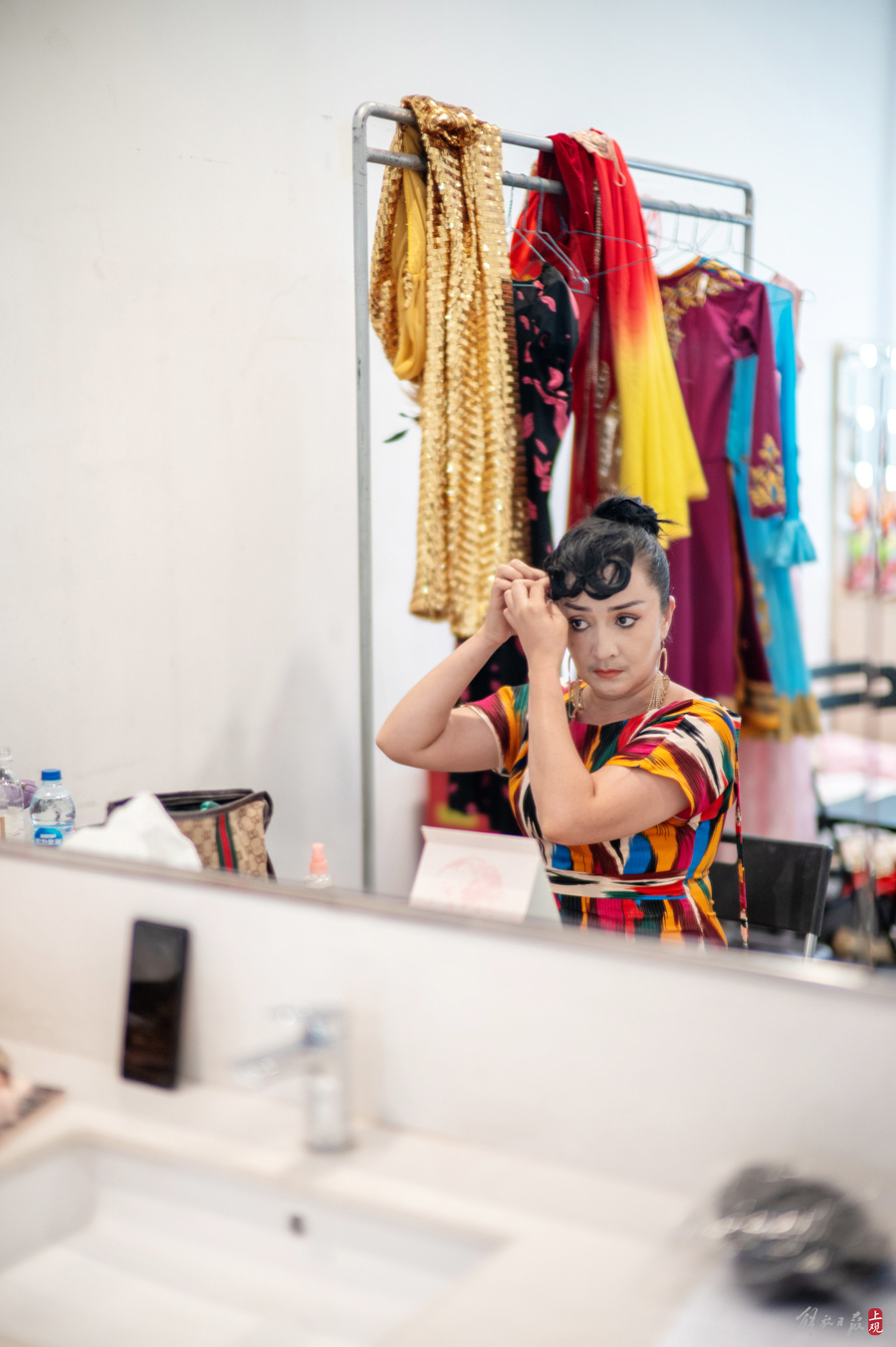 6岁的古丽娜孜从小成长在歌与舞的环境里,当天晚上,她也登台为观众献