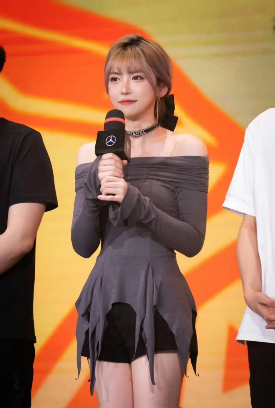 周淑怡直播晒证书,水友回复谁爱看啊,还不如切换二台蛋宝直播!