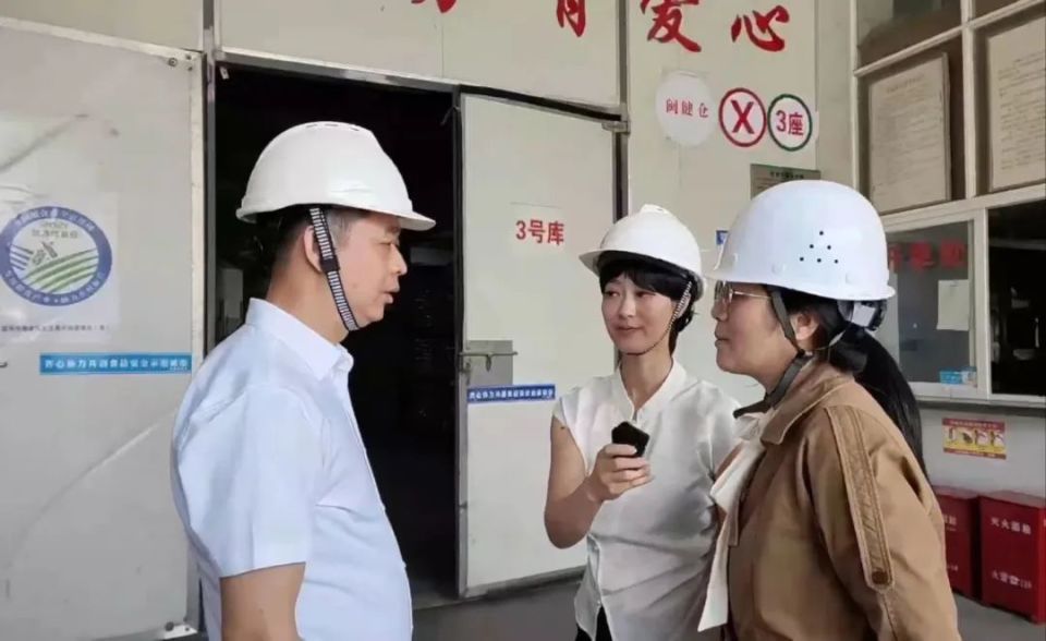 (左二)福州市粮食和物资储备局执法监督处处长陈晓娟(左一)为大家普法