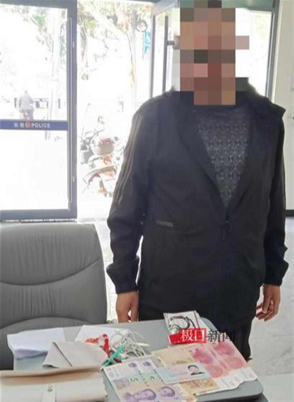 老人散步时捡到一个钱包，原地等待许久无人来寻，民警协力找到失主_腾讯新闻