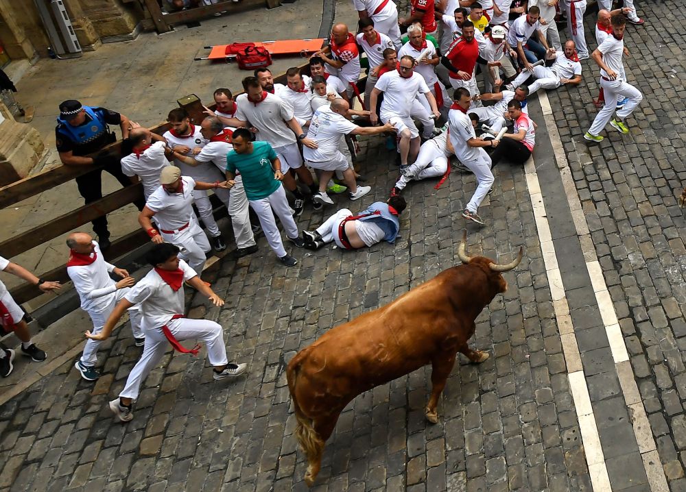 西班牙举行奔牛节