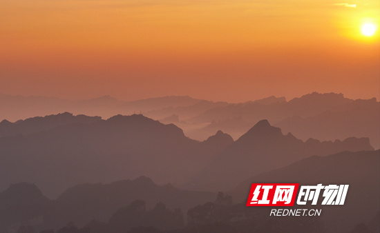 张家界国家森林公园:日出黄石寨 朝霞映峰林