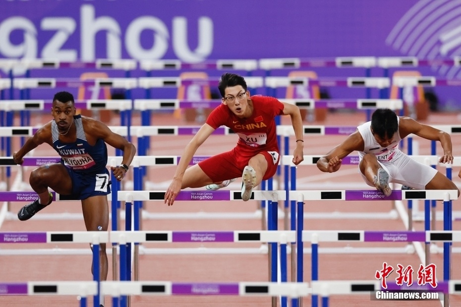 杭州亚运会田径男子110米栏决赛中国选手徐卓一摘铜日本科威特选手