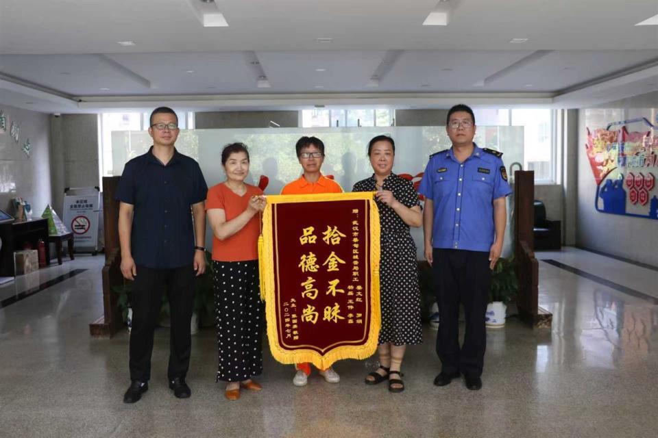 风里雨里，闪动着橙色的背影：城市因环卫工人而美丽