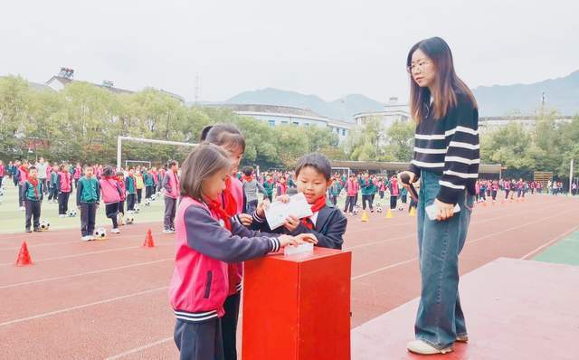 武岭小学组织全校师生开展"众筹"爱心行动.