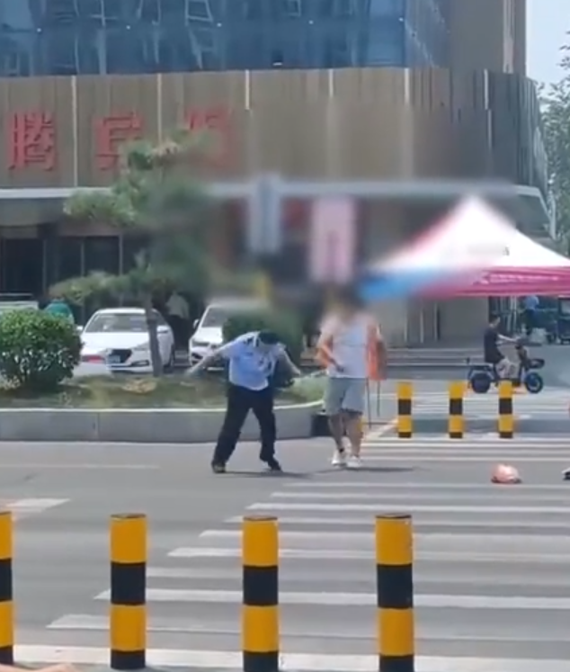 警方通报外卖员当街殴打交警：已立案调查，依法对其采取强制措施_腾讯新闻