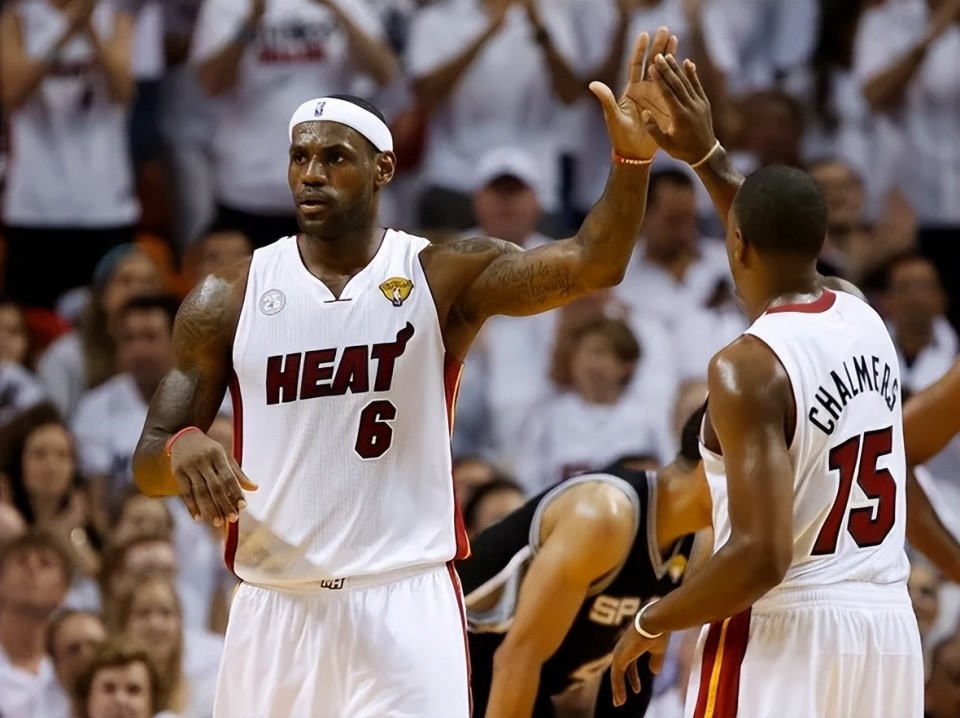 但是在热火队中有个小角色查尔莫斯却丝毫不惧詹姆斯的权威,甚至敢于