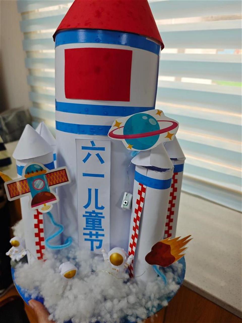 三年级(3)班的胡维辰将数学与科学,美术融合在了一起,他的帽子上以大
