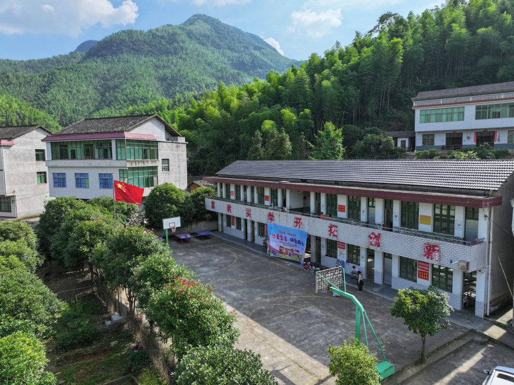 这是5月28日拍摄的湖南省衡阳市衡阳县岣嵝乡妙溪小学(无人机照片).