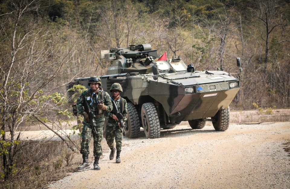 美制v-150(装一门90毫米低压线膛炮)装甲侦察车的侦察排进行协同训练