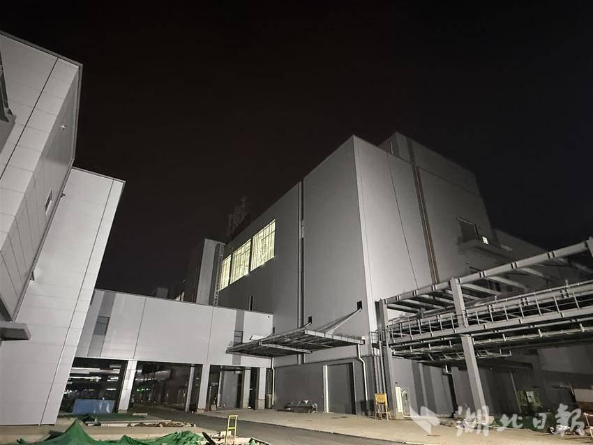 牢记嘱托 建成支点丨加班模式已开启 长飞先进武汉基地冲刺量产通线_腾讯新闻