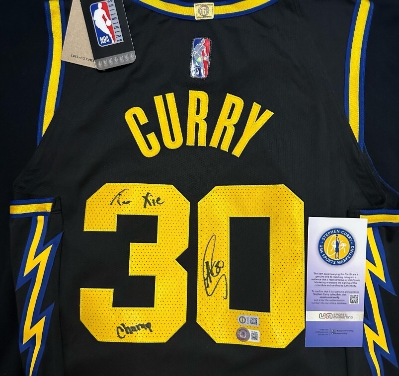 也是勇迷谢维军晒库里战袍上面有库里给他的to签