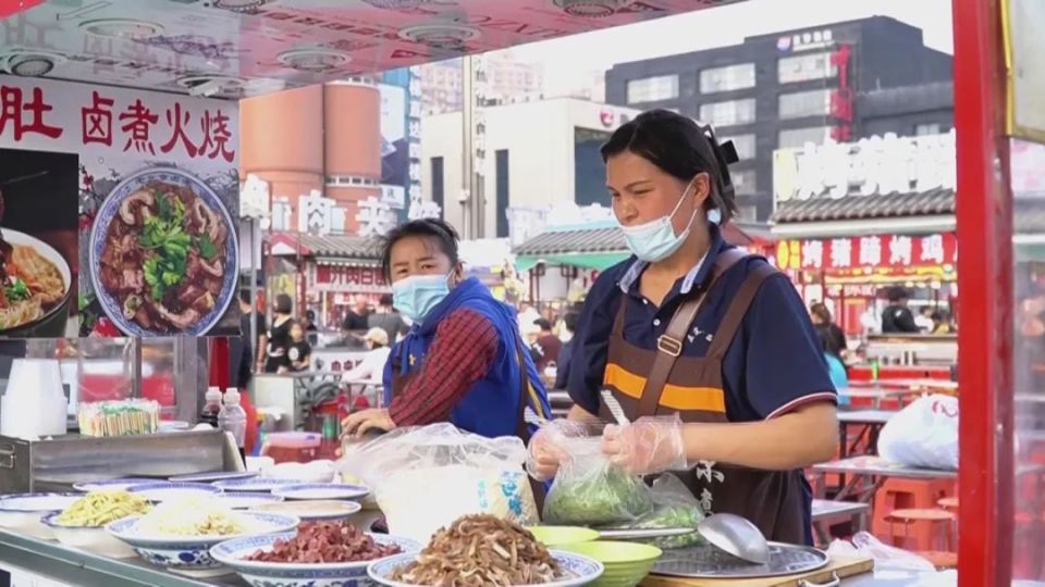 石家庄正定小商品夜市:路过一片烟火 窥见人生百态