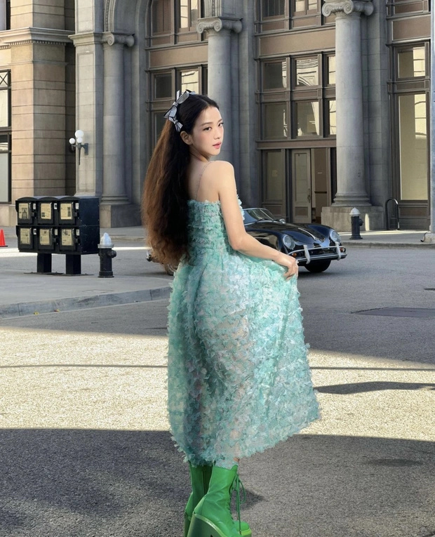 这套服装代表了jisoo对传统服装的现代诠释.