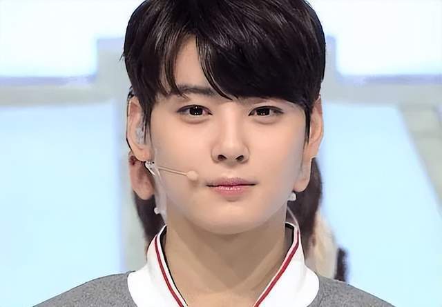 67可如今的车银优身材胖了不少,脸颊也变宽了不少,之前的小v脸变成