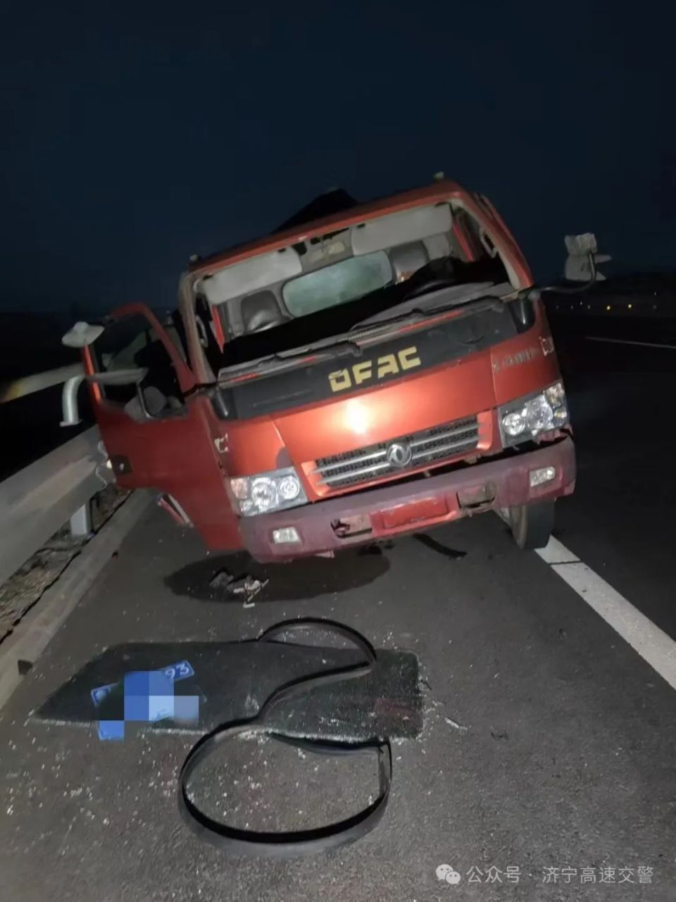 瞬间失控!超载达220%,货车爆胎撞护栏