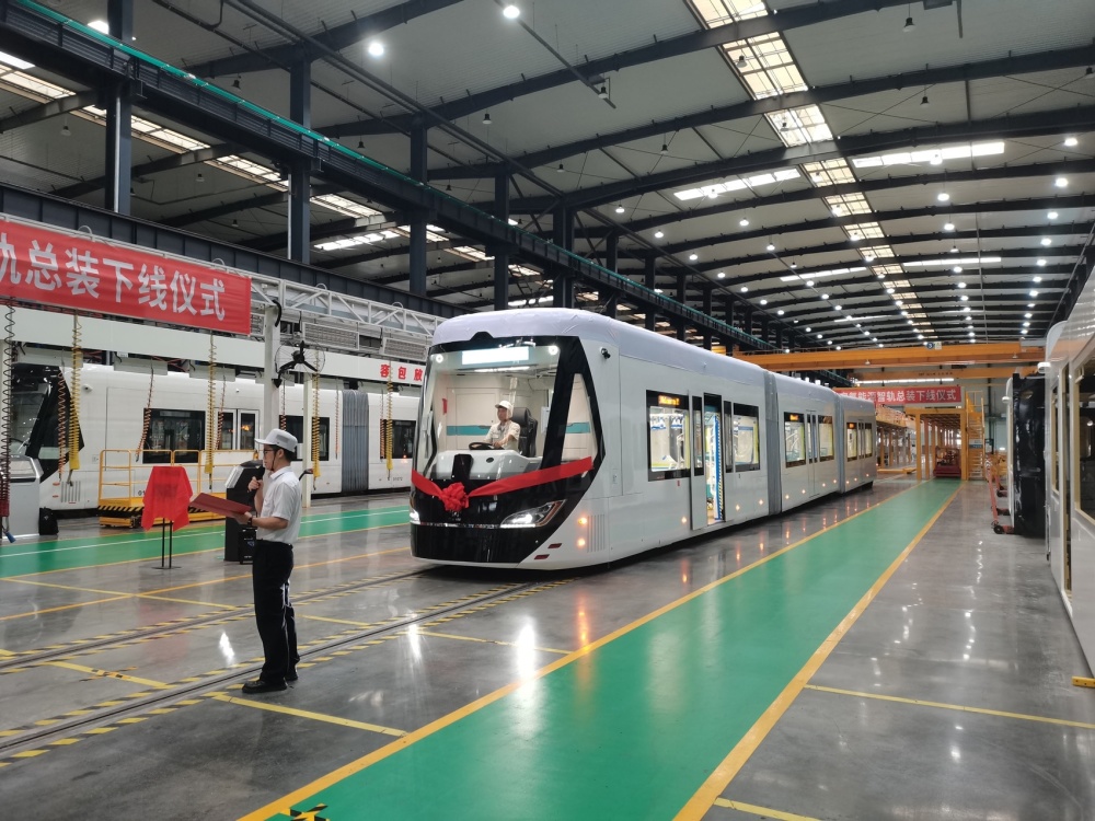 宜宾首列氢能源智轨电车由中车株洲所自主研制,对比宜宾智轨项目已