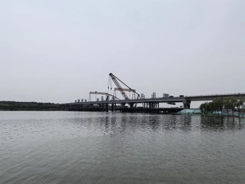 厂通路潮白河大桥主桥首节拱肋吊装现场/记者拍摄走进位于潮白河东岸