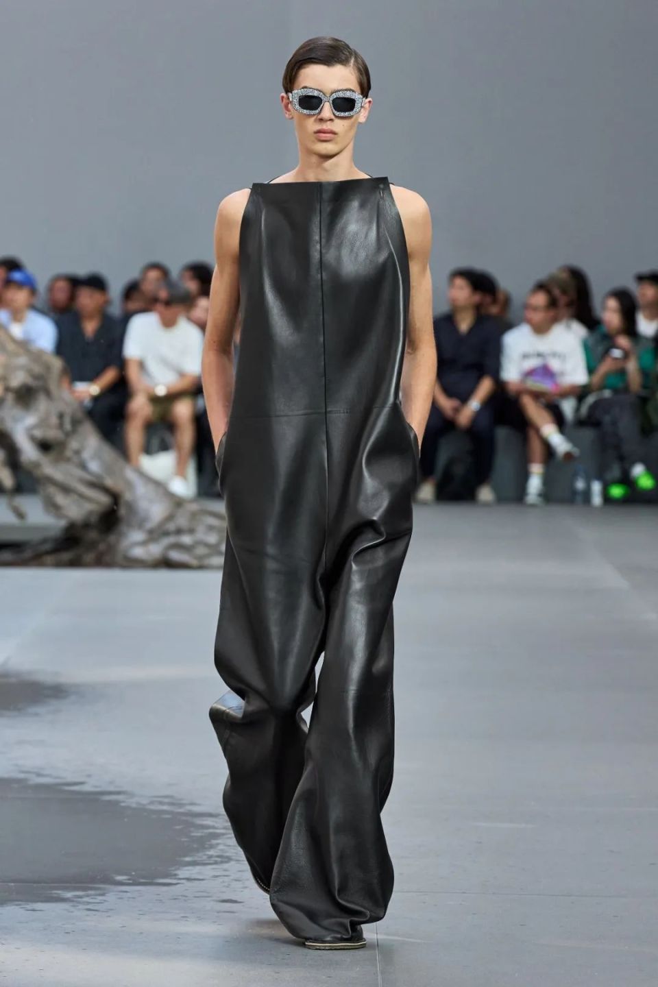 菲董的LV首秀上演马赛克、刘雯亮相Ami，巴黎男装周不缺看头！-腾讯新闻