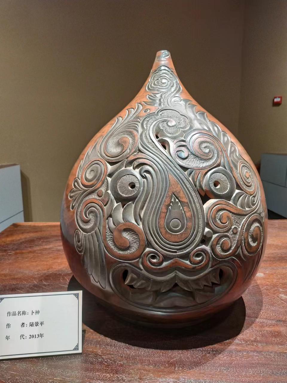 广西钦州坭兴陶当代设计展亮相中华世纪坛,展出百余件作品