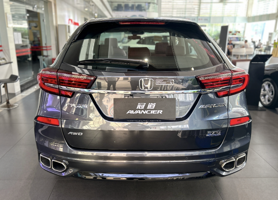 整个前脸几乎取消了棱角的设计,所以媒体们也将这款换代版的"冠道"为"