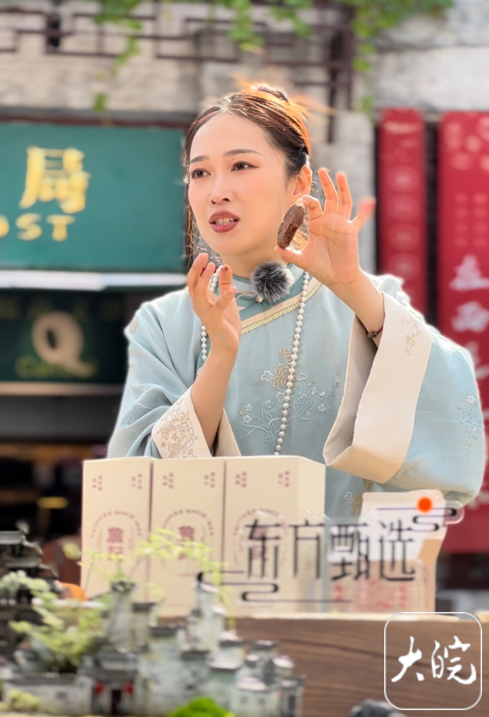 "当直播信号从非遗表演的现场切进直播间,东方甄选的当家主播yoyo首先