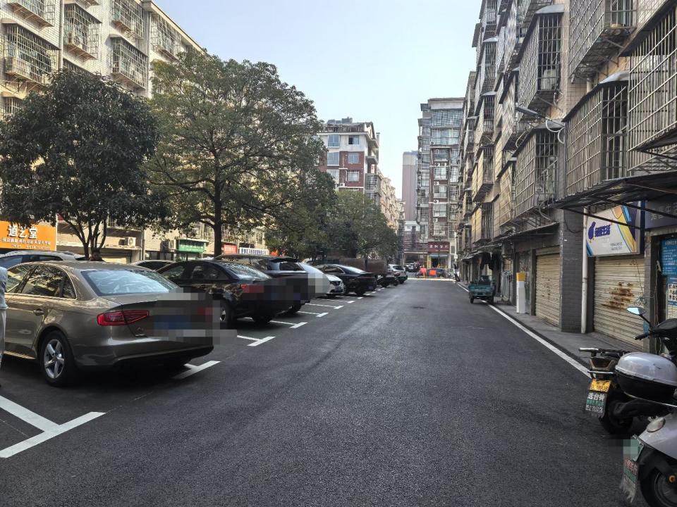 新京报：香港综合正版资料-理发师晓华：店里多了5名理发师，春节期间不涨价，不会上春晚舞台  第2张