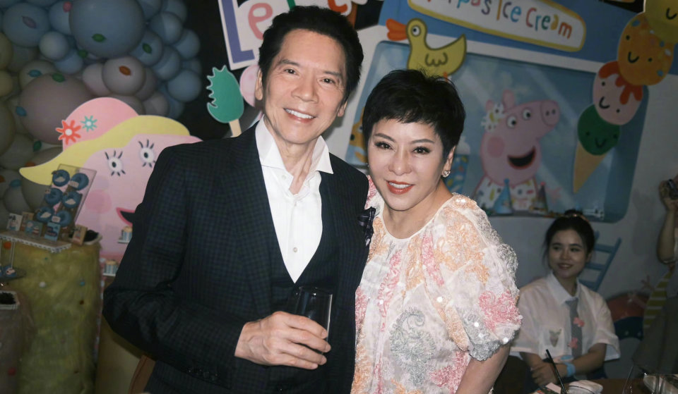 75岁向华强亮相孙子周岁宴,精神抖擞不输向佐-腾讯新闻