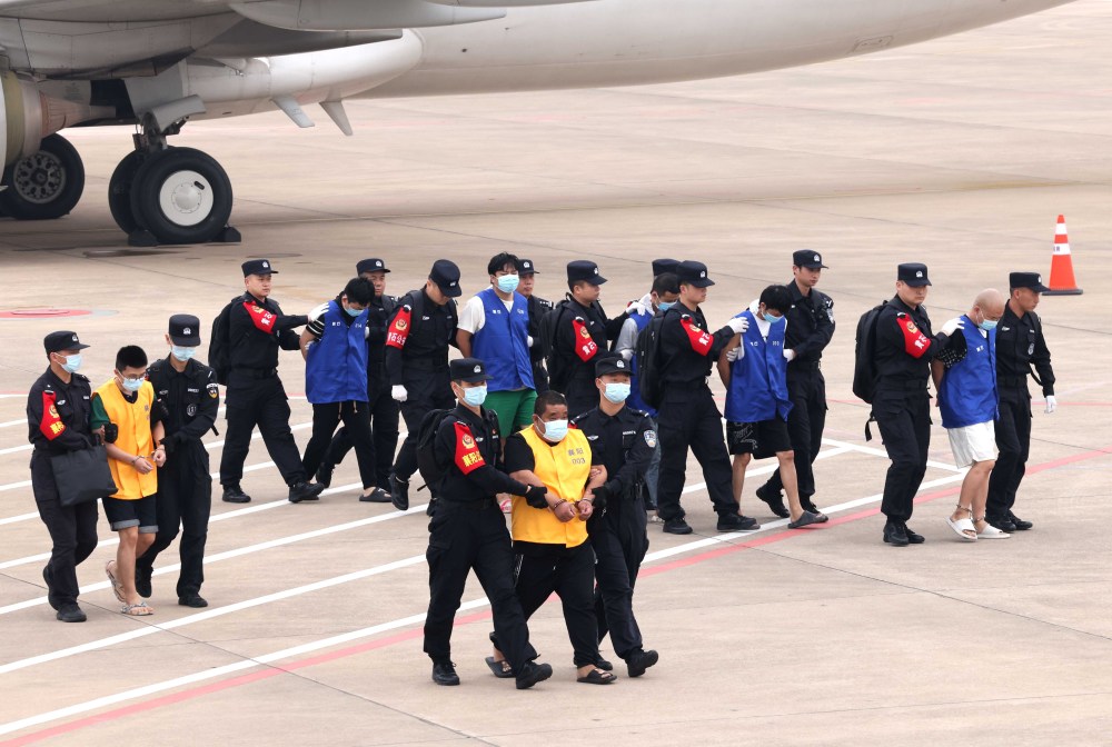 首批130名中国籍涉赌诈违法犯罪嫌疑人从柬埔寨被押解回国