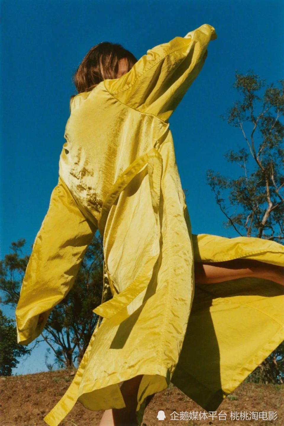 女星黛西·埃德加-琼斯全新杂志大片,文艺女孩行走山野动静皆宜