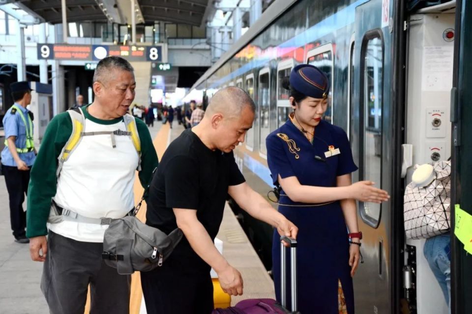 全列卧铺,环游天山!这趟高品质特色旅游专列持续开行