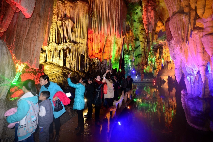 德保县文旅局供图来德保县矮马王国景区内度假的游客体验"骑"乐无穷的
