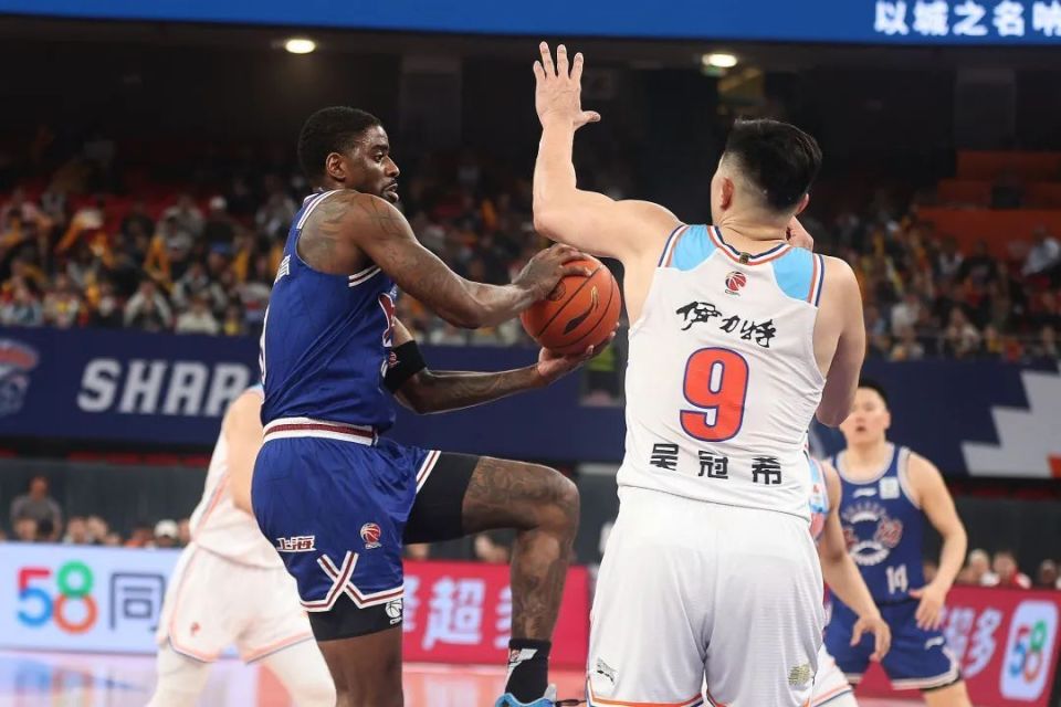 下半场比赛,大鲨鱼依旧占据主动,王哲林多次内线制造杀伤,主队第三节